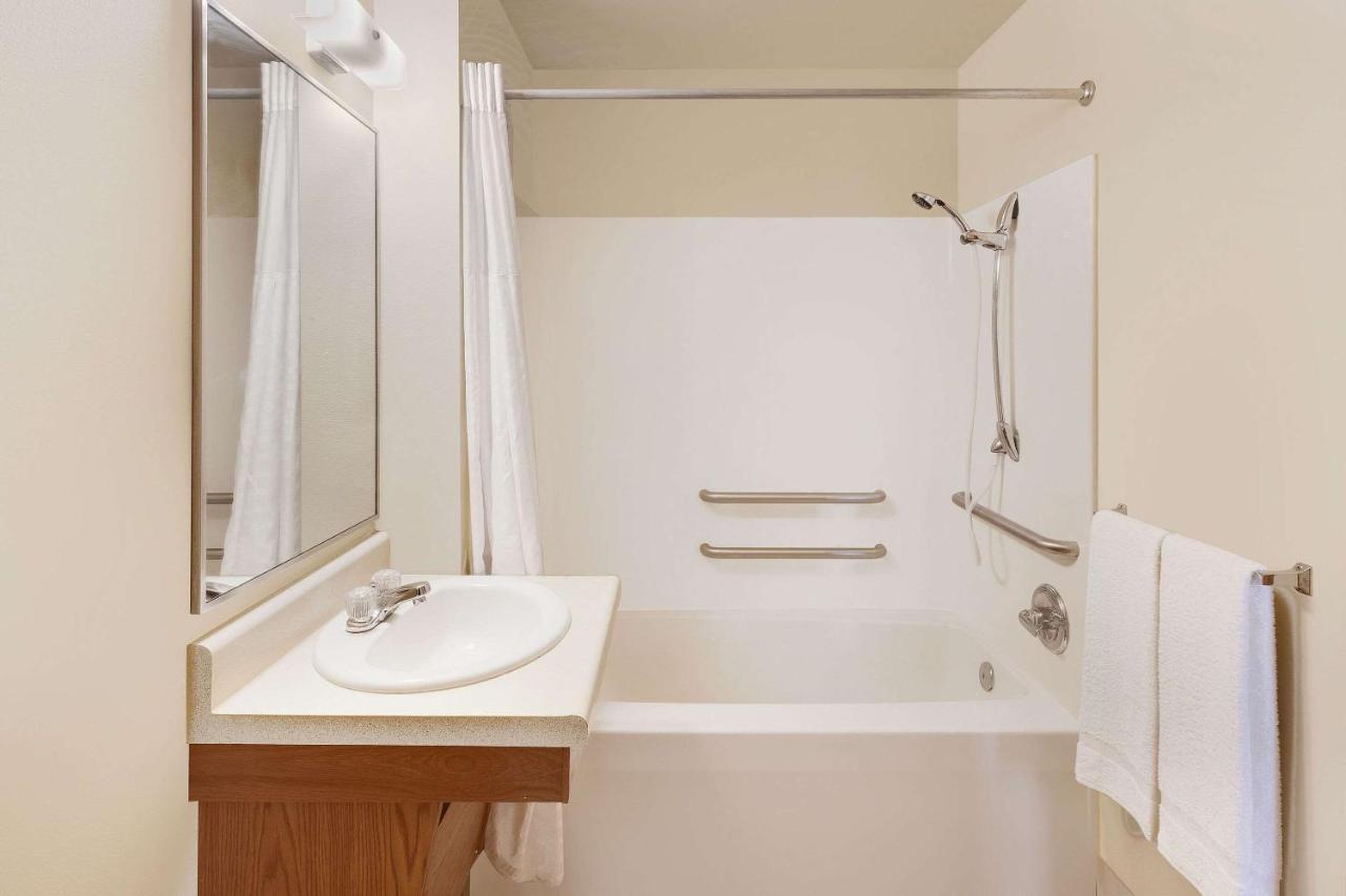 Woodspring Des Moines Hotel